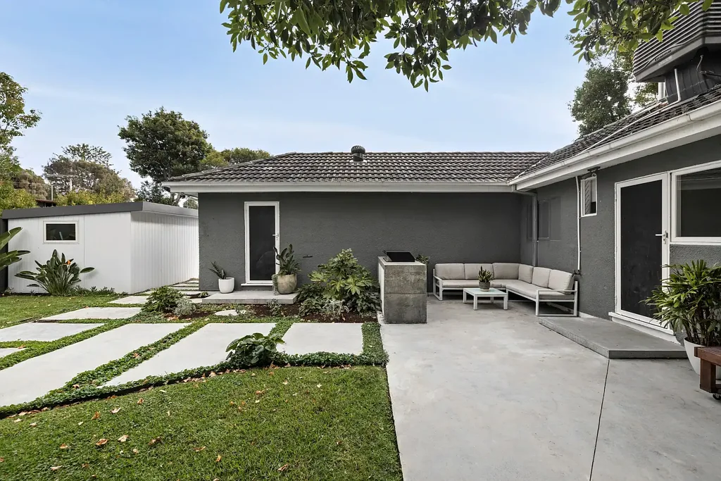 Frankston 4ห้องนอน Inviting Four-Bedroom Home with Garden Charm and Outdoor Appeal
