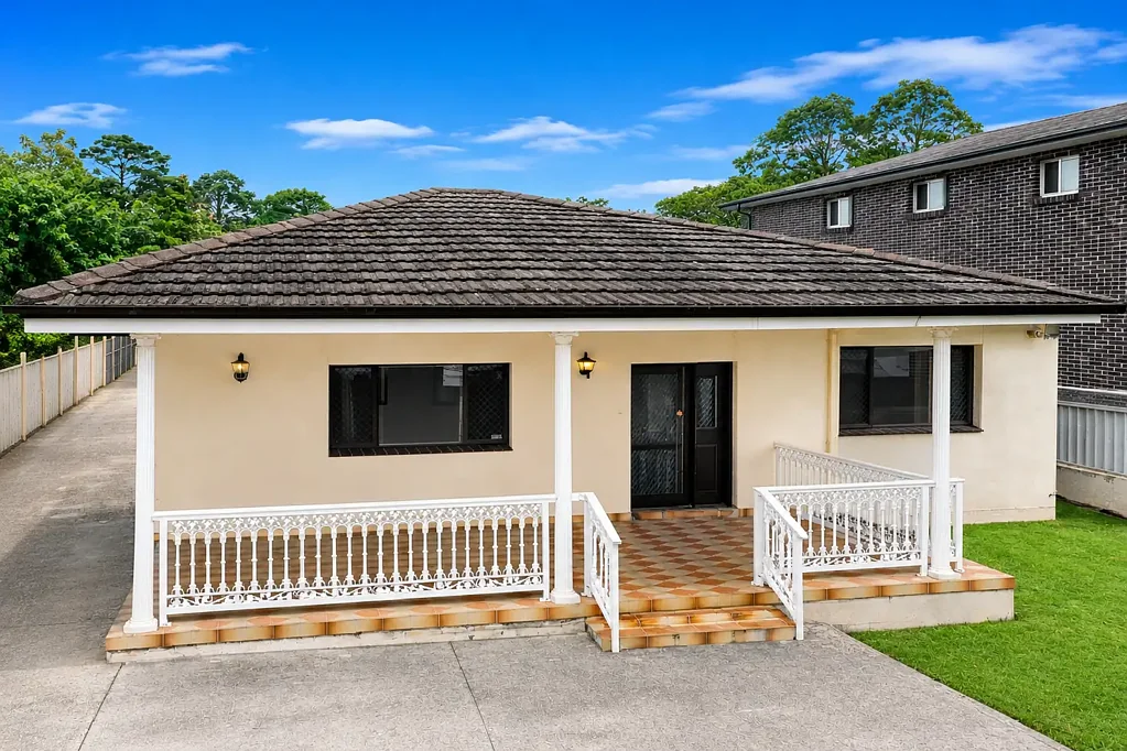 Narwee 3房 860平米全砖住宅 理想朝北朝向 开发潜力巨大 宽敞起居空间 超大卧室后院 便捷社区位置 Approx 860m2 North-Facing Opportunity in the Heart of Narwee