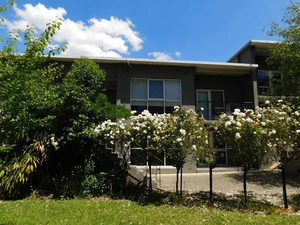 CONVENIENTLY LOCATED TWO BEDROOM APARTMENT