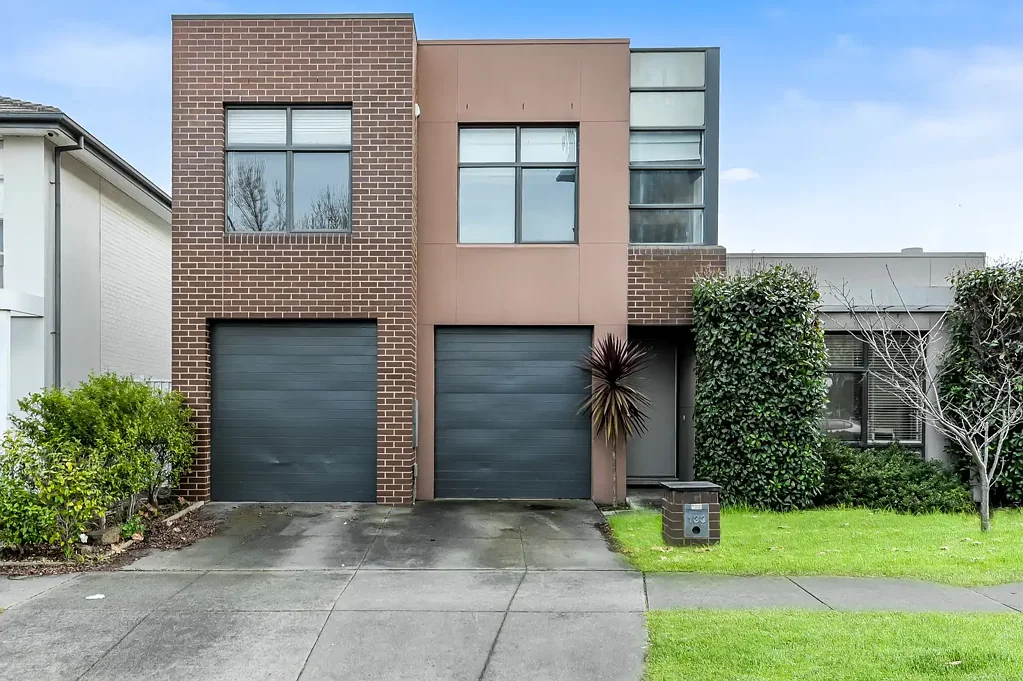 VIBRANT, SLEEK AND SOPHISTICATED WITH GRANDSTAND VISTAS