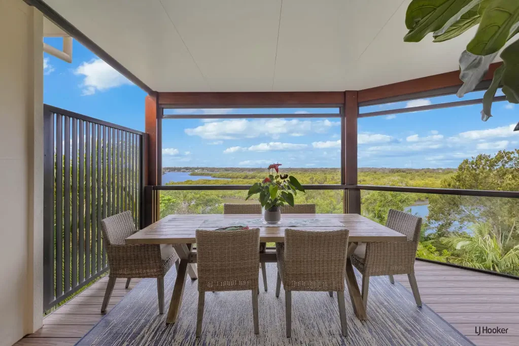 Banora Point 3房  Luxury Coastal Living with Spectacular Water Views!