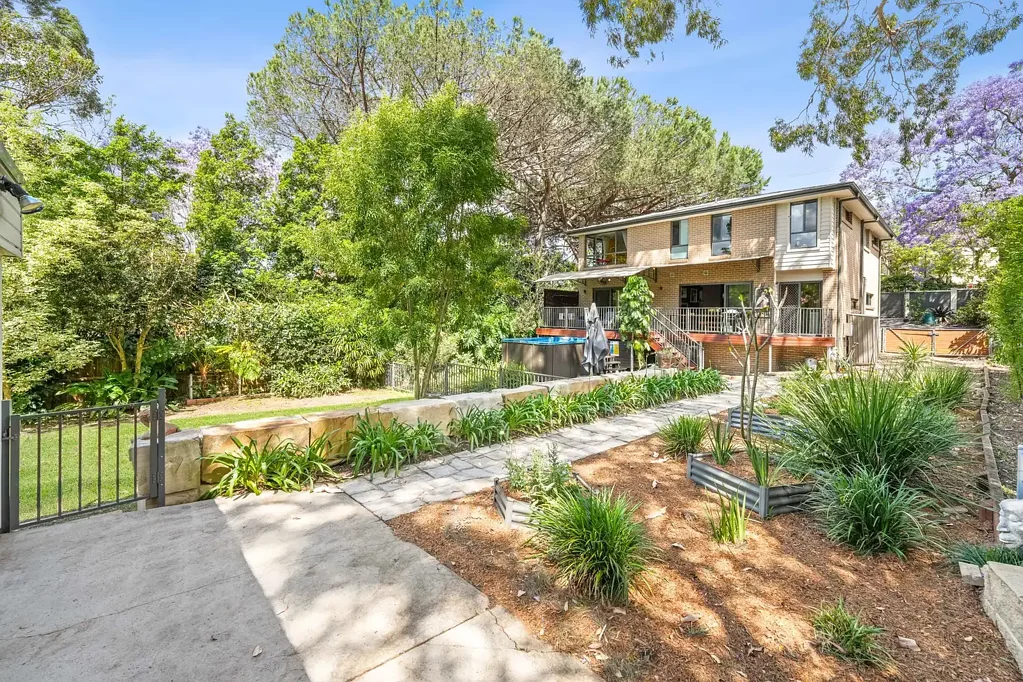 Epping 4ਬੈੱਡਰੂਮ Walk to station from this private and secure 10 year young home