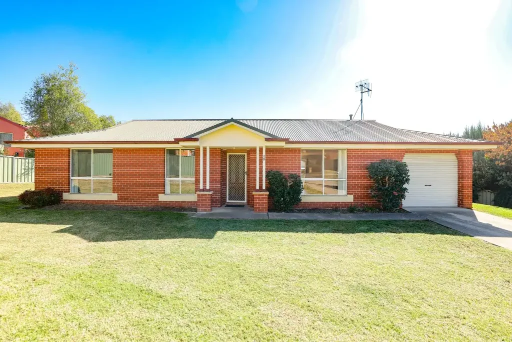West Bathurst 3房  SOLID HOME IN A QUIET WEST BATHURST CUL-DE-SAC