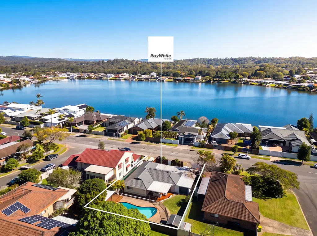 Elanora 4房  Happy Family Living, Poolside Entertaining & a Super-Handy Location!