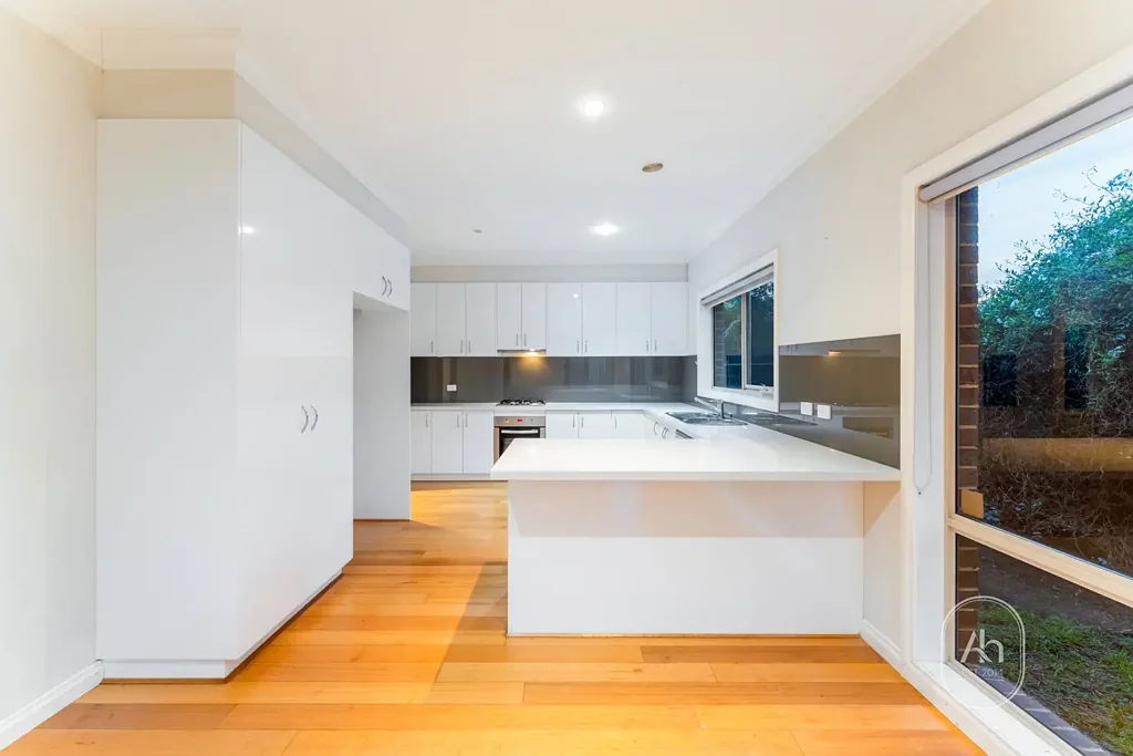 Modern Family Townhouse in the Heart of Glen Waverley
