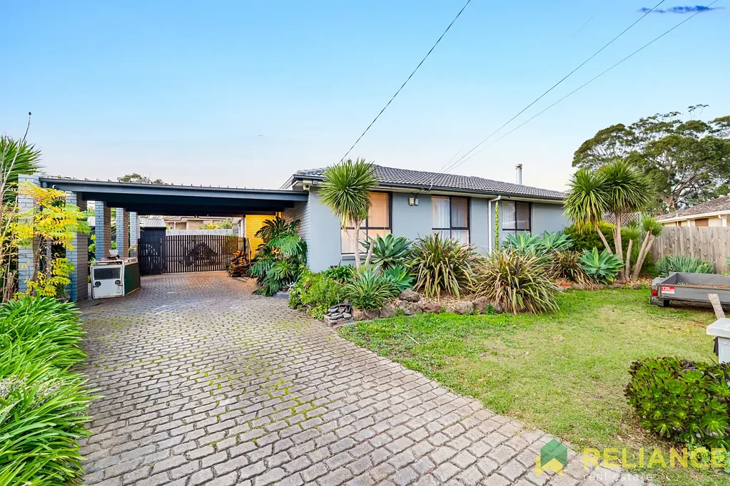 Melton 4침실 🏡 Beautifully Renovated Family Home on a Huge 690sqm (Approx.) Allotment in a Quiet Court