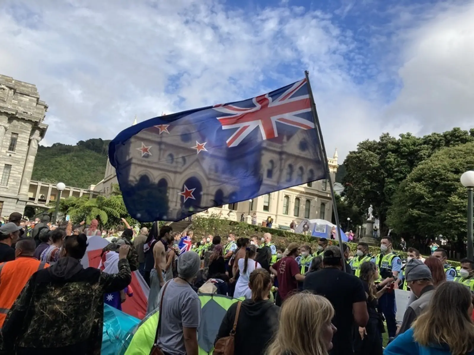 新西兰奇葩出招PK抗议民众,国会广场秒变蹦迪现场