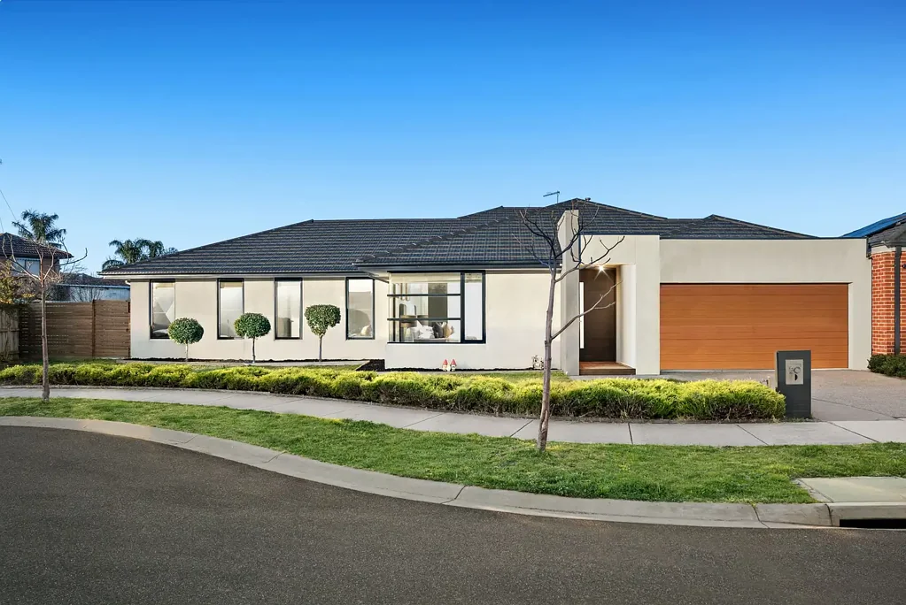 Chelsea Heights 4房 最新庭院社区 优越位置 2018年建 朝北朝向 Edithvale湿地美景 开放式空间 父母专属卧 主卧步入衣帽间 双车库 低维护大草坪 Luxury Family Living in an Exclusive Courtside Setting!