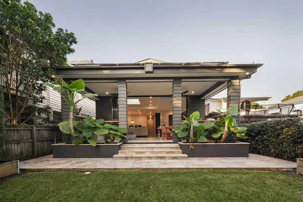 Shorncliffe 4कमरा Effortless Coastal Sophistication on Prestigious Yundah Street