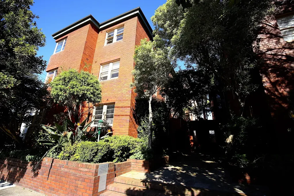 ‘ART DECO’ 2 BEDDER WITH HUGE SUNROOM/STUDY!