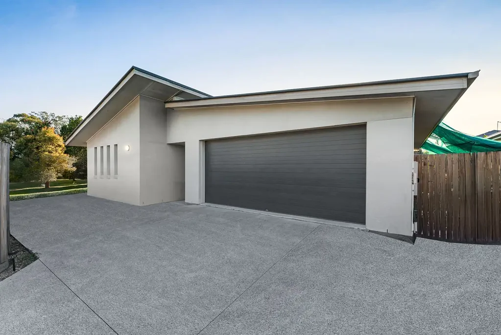 Loganlea 4房 四套独立成套卧室 邻近格里菲斯大学 低维护成本 便捷生活空间 多元收入潜力 位置优越 Set and Forget Investment