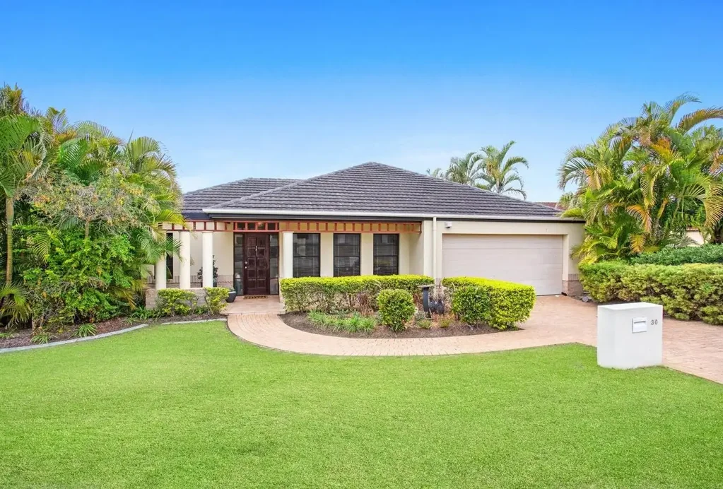 Robina 4房  Spacious Family Home Backing Onto Parkland