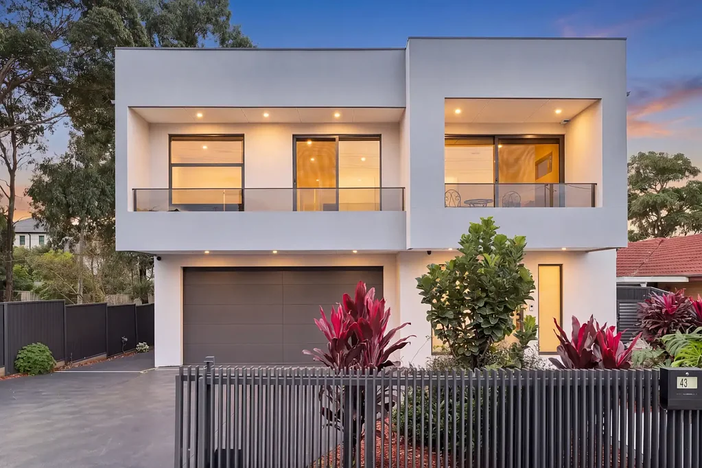 Condell Park 6 Slaapkamer Luxurious oasis set in prime sun drenched address