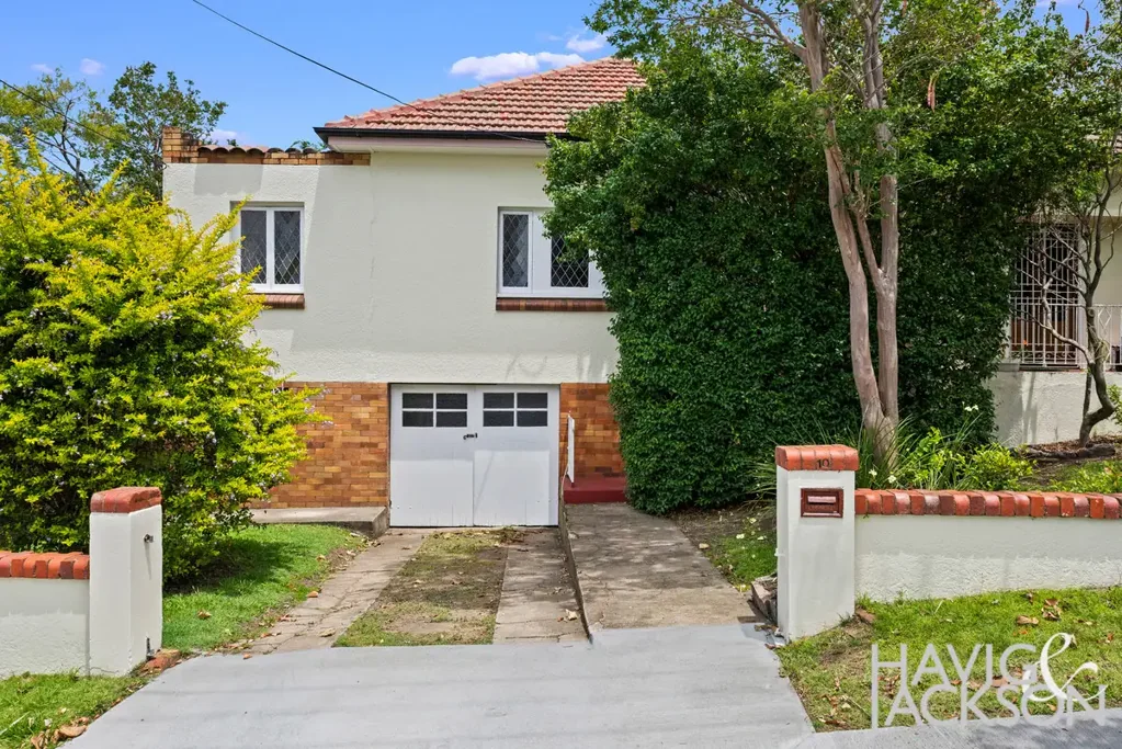 ART DECO DUPLEX IN GREAT HAMILTON LOCATION