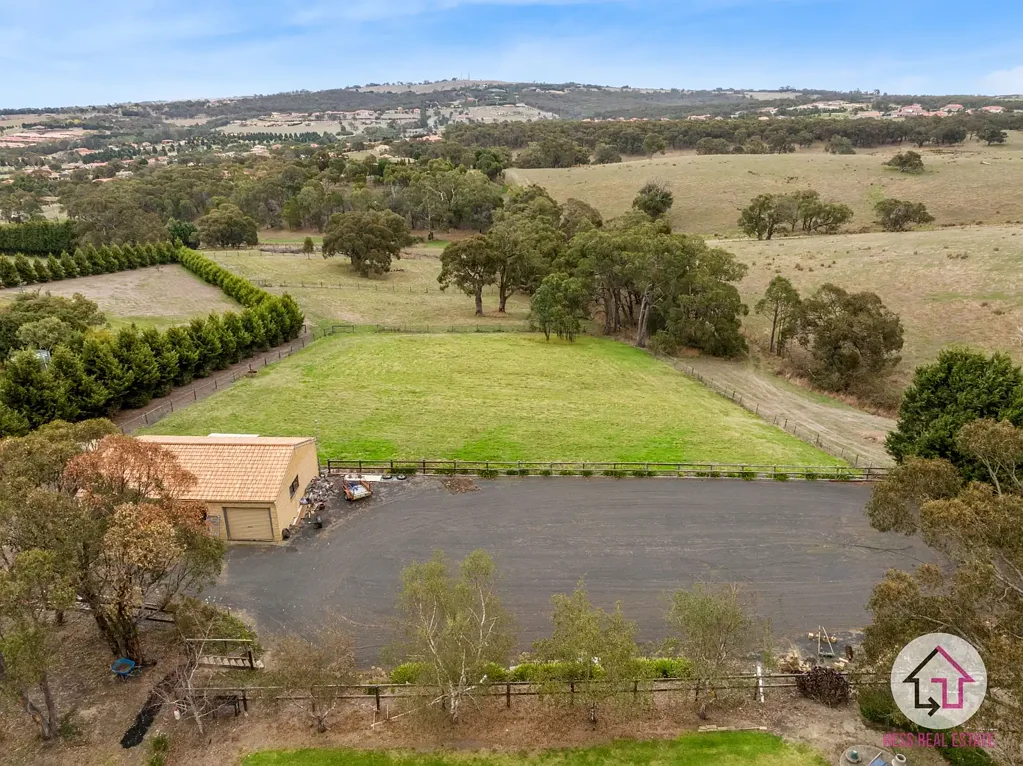 Wallan 6房  EXPANSIVE FAMILY HOME SUITABLE FOR TWO FAMILIES ON 4.5 acres