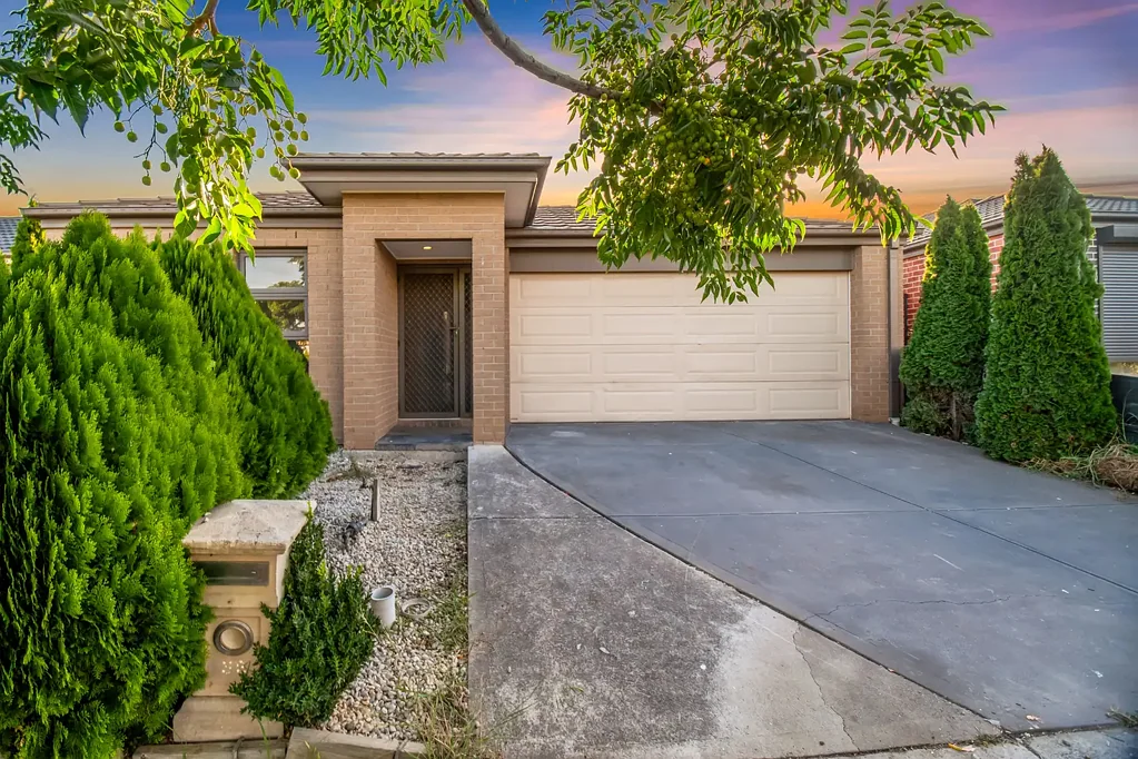 Harkness 4ห้องนอน WALKING DISTANCE TO SCHOOL, A BIG FAMILY HOME WITH 2 LIVING AREAS !!
