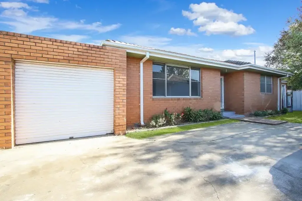 Charming two bedroom unit with everyday convenience