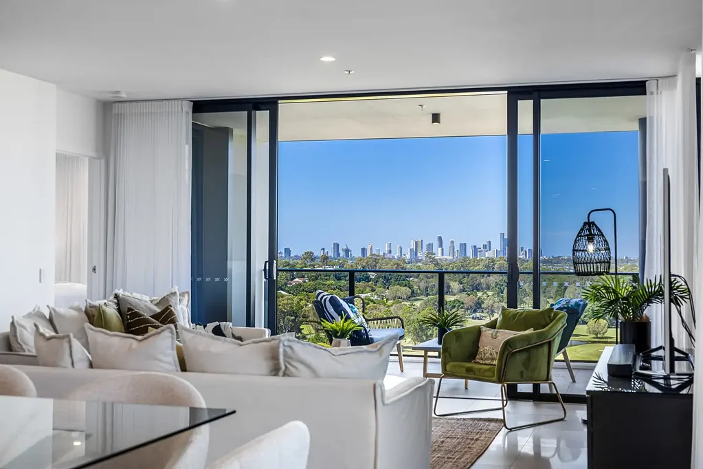 Benowa 3 Bedroom Skyline Elegance Meets Golfside Luxury – Best Value in Vantage
