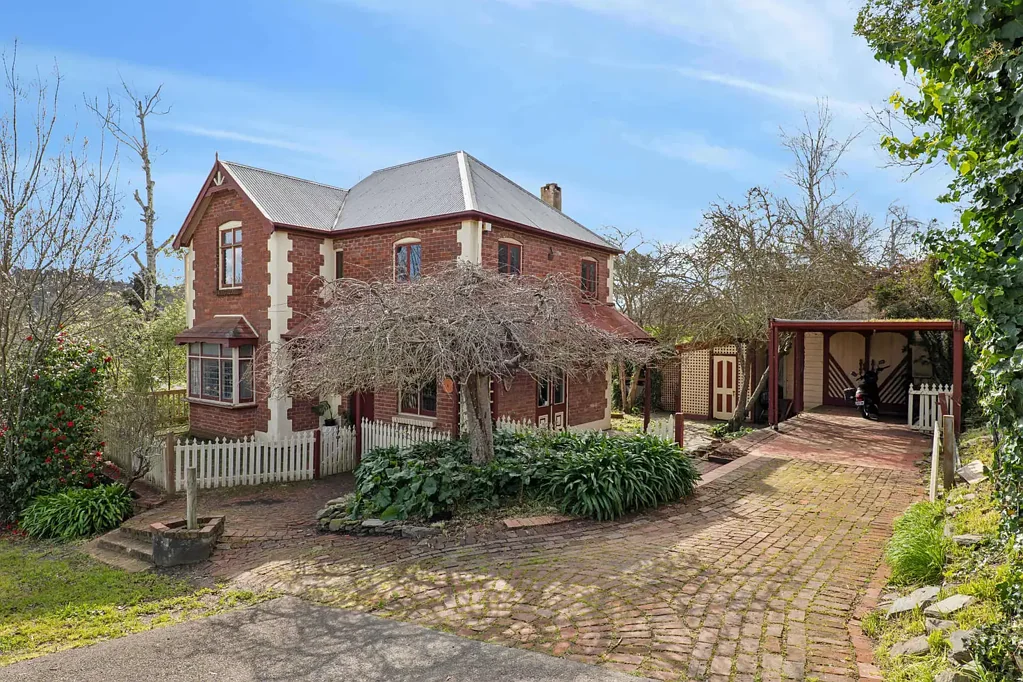 Lobethal 4 Bedroom Think Outside the Box with a Charming Do-er Upper.
