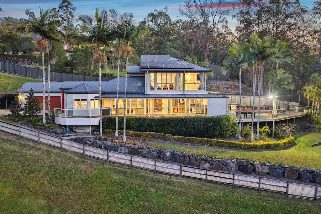 Bonogin 3 Bedroom Serenity Among the Treetops - A Private Acreage Retreat with Breathtaking Views