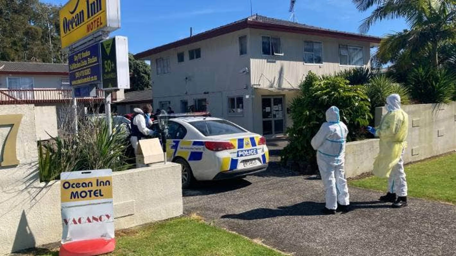 北岸一汽车旅馆聚集多名警察，身着全套防护服