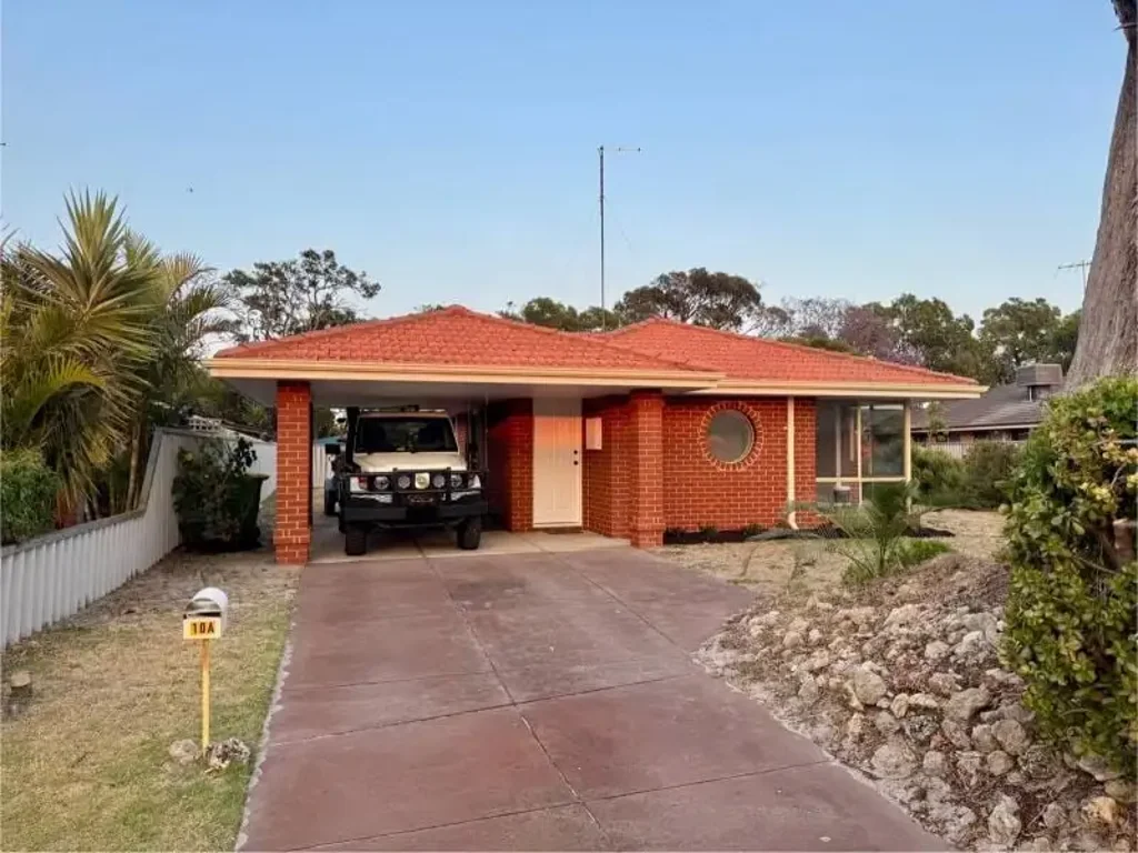 Erskine 3房  NEWLY RENOVATED HOME WITH SIDE ACCESS ON A QUIET STREET!