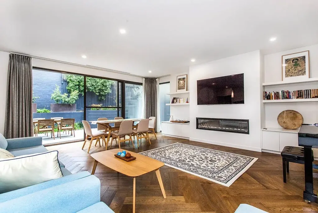 Burwood 4房 开放式生活区 现代家庭设计 温馨氛围 靠近火车站 商店 优质学区 Modern light filled open plan living