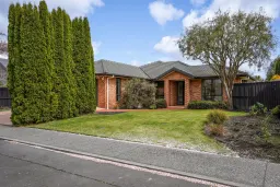 18 Parkside Crescent, Northwood