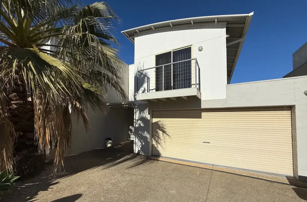 Stylish Coastal Living with Ocean Views – Convenient Location!