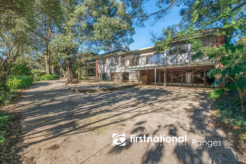 Monbulk 3कमरा A RARE DUAL-LIVING OPPORTUNITY ON OVER AN ACRE IN THE HEART OF MONBULK
