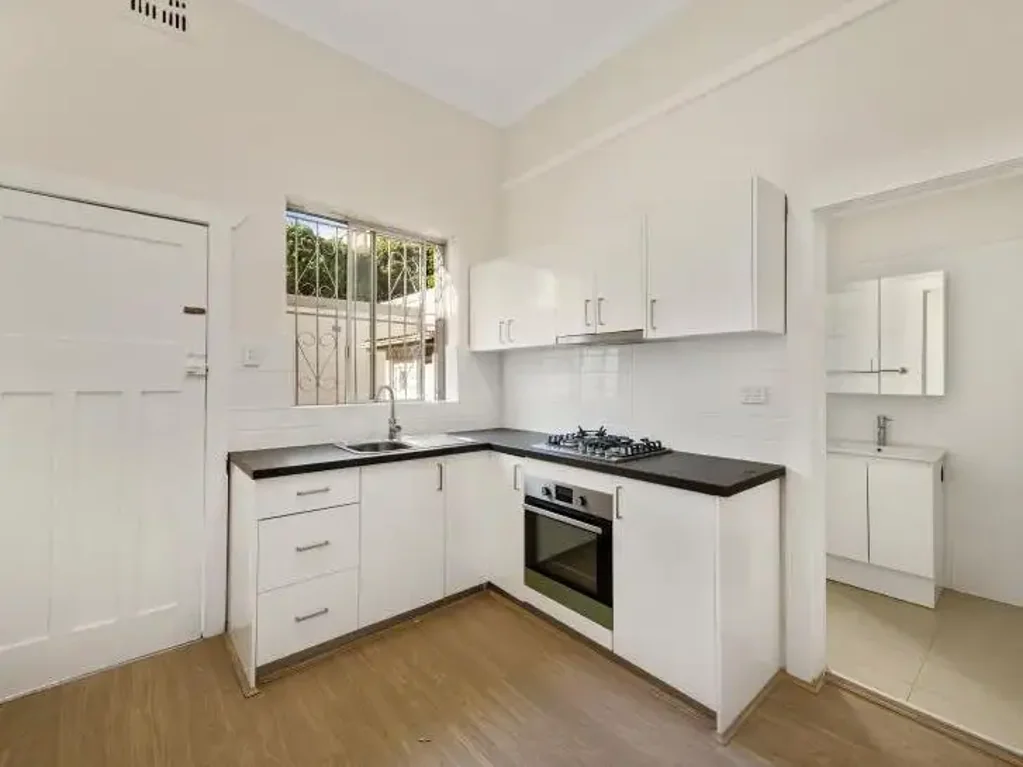 GORGEOUS AND LOW MAINTENANCE ONE BEDROOM APARTMENT