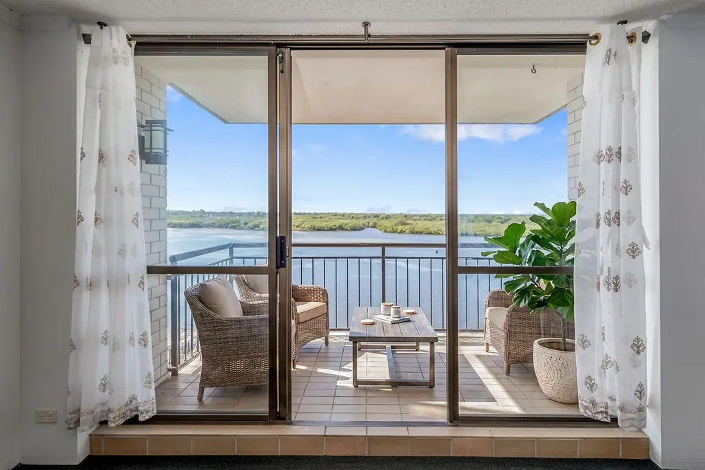 Maroochydore 2房  Absolute Water Front Position with Million Dollar Views for a Fraction of the Price