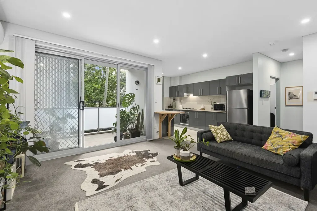 Dee Why 1房 Soho安保完善 开放式起居 东向露台 燃气厨房 宽敞卧房 内部洗衣 安全车库 度假村设施 海岸生活 Effortless coastal living in the acclaimed Soho Apartments