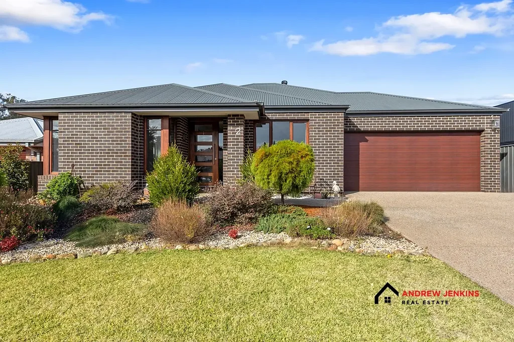 Cobram 4 Bedroom Modern Family Living by the Murray River