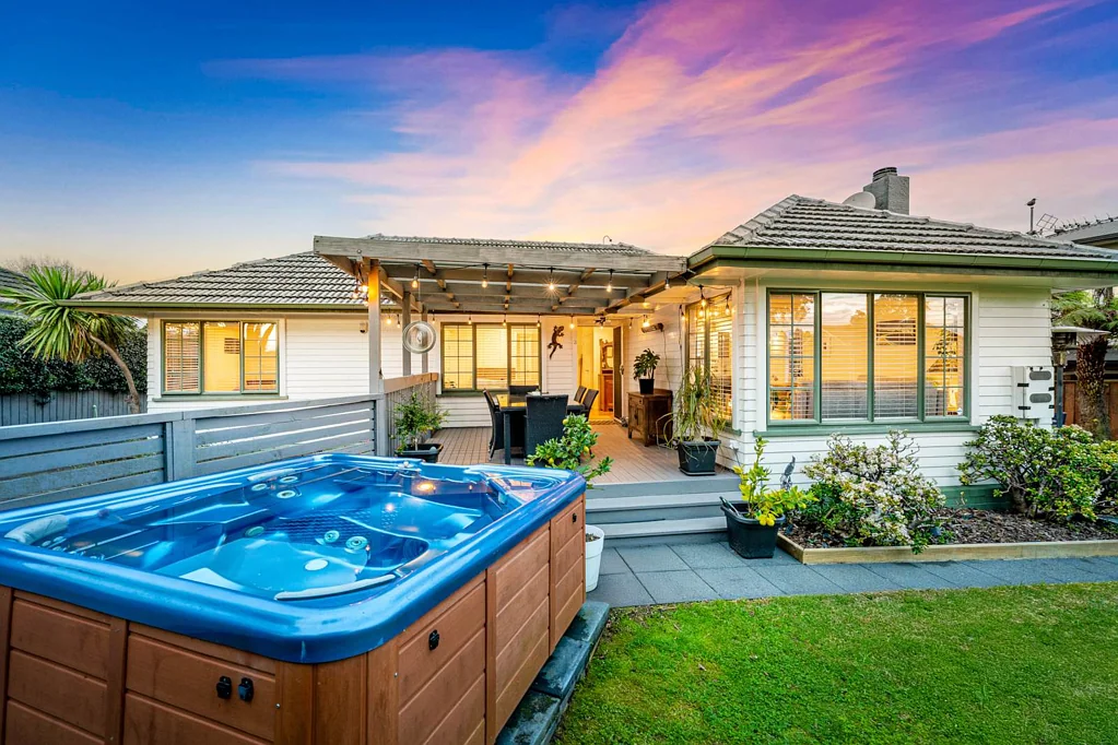 Te Atatu Peninsula 3બેડરૂમ Tranquil Living with Classic Charm