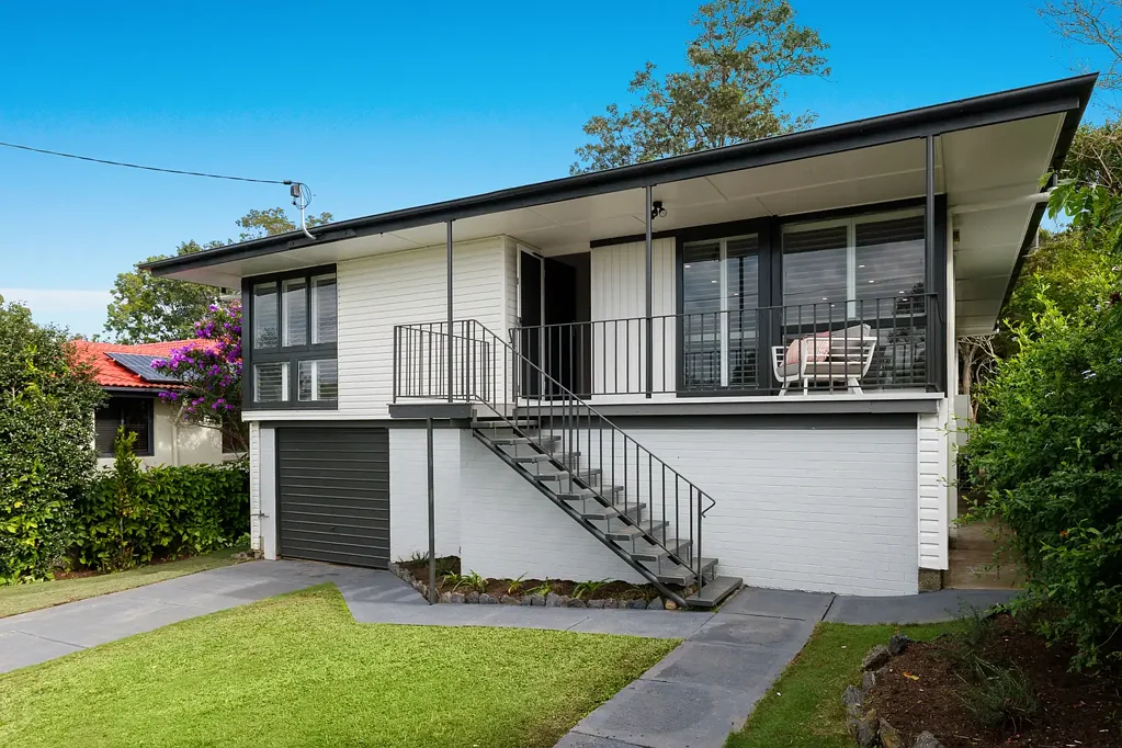 Chermside West 4房  在公园旁的角落里享受翻新后的家庭生活  Renovated Family Living in a Parkside Pocket