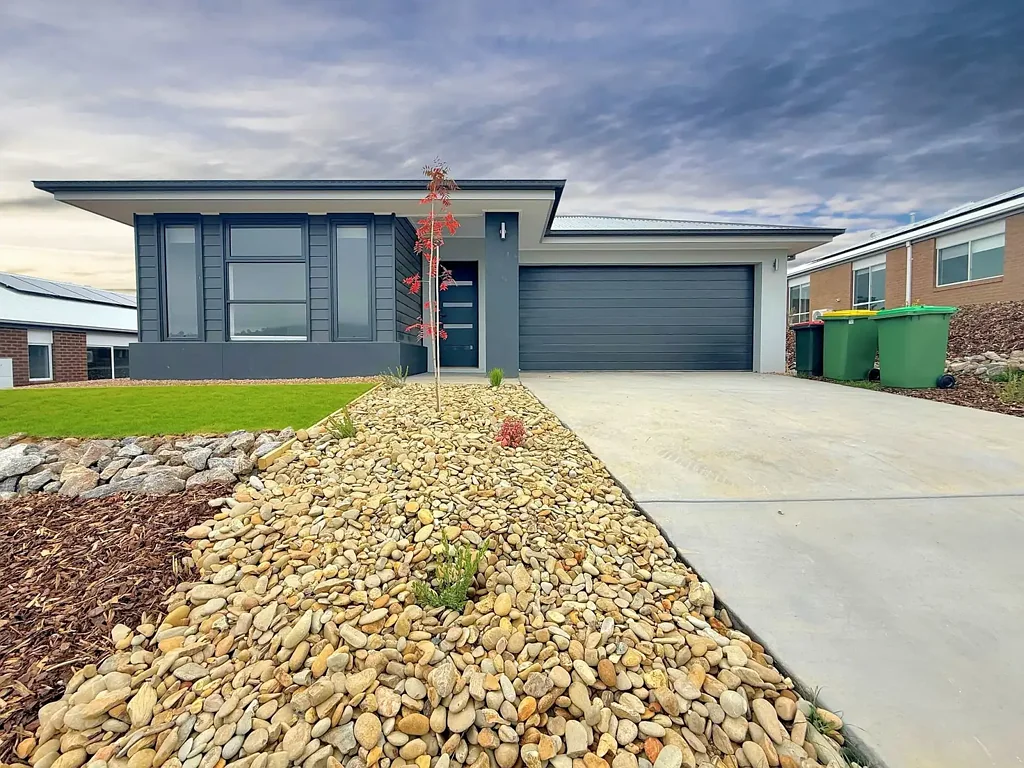 Modern 4-Bedroom Family Home in Popular Leneva Estate