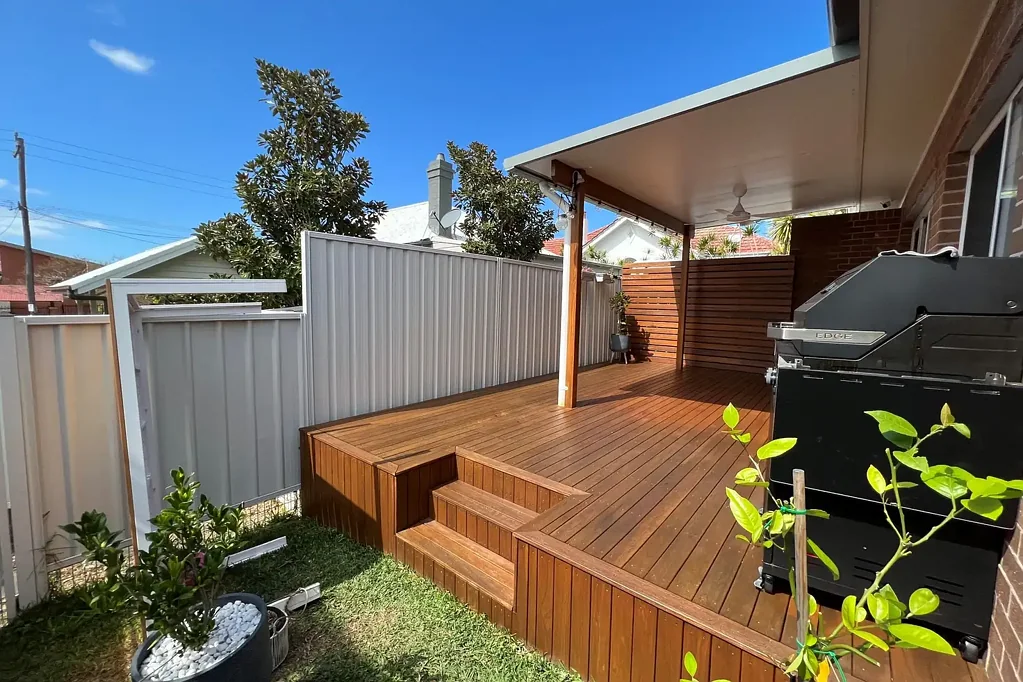 MODERN 3 BEDROOM TOWNHOUSE WITH ENTERTAINERS COURTYARD.