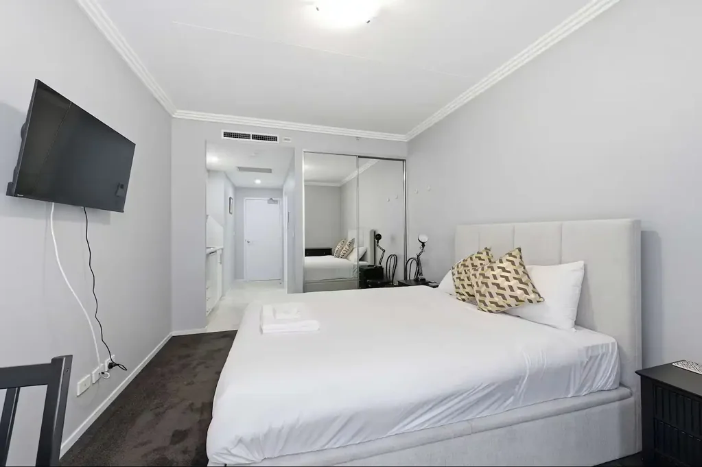Amazing location, this recently renovated studio with kitchenette is right at the door of all restaurant, eateries, china town and entertainment