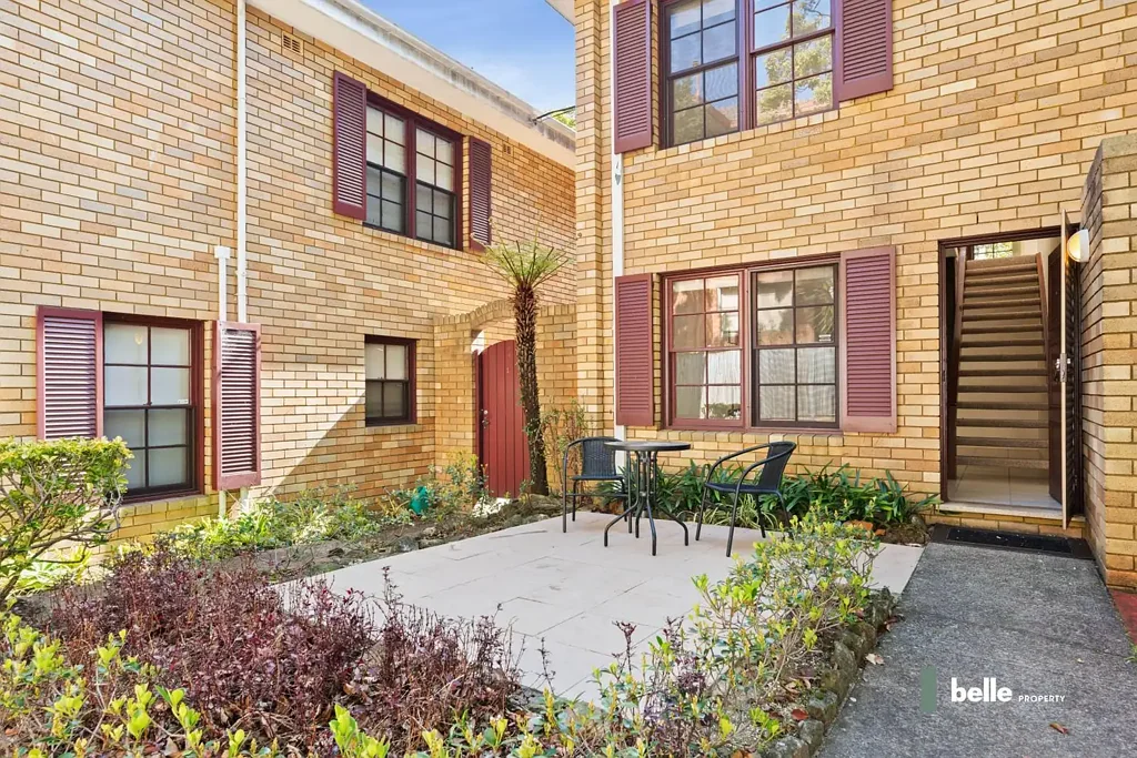 Townhouse in walking distance to station!