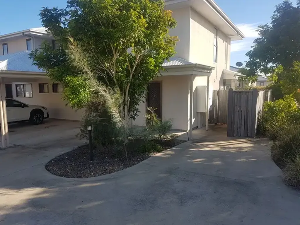 FULLY AIR CONDITIONED TOWNHOUSE