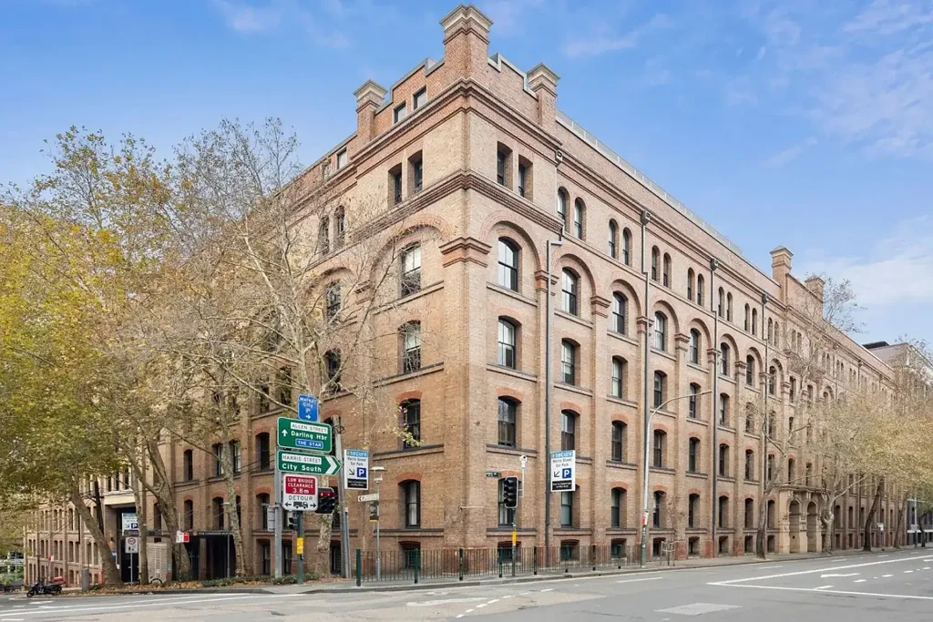 Refined Warehouse-Inspired Three-Bedroom Residence in the Heart of Pyrmont