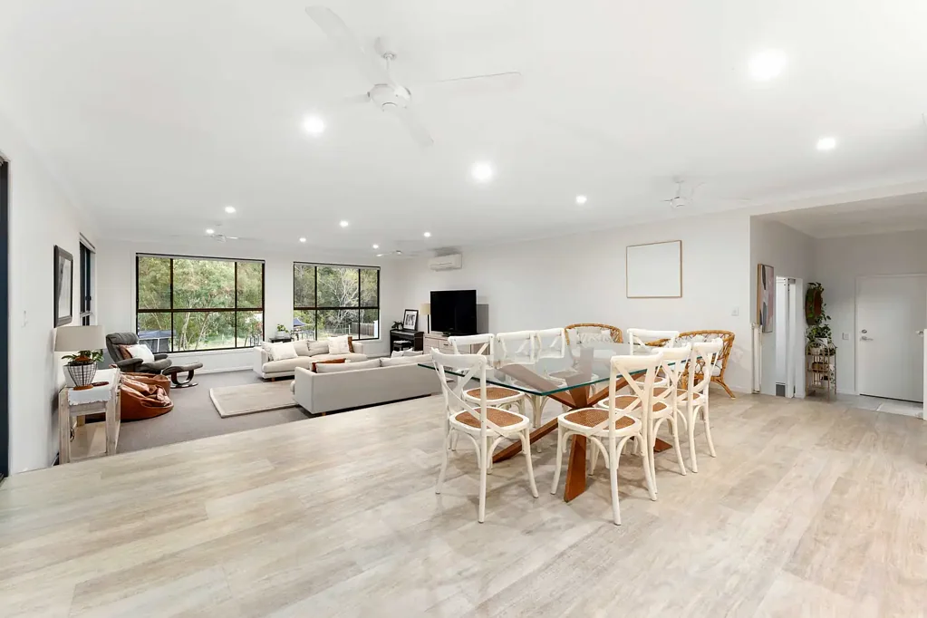 Burpengary 5 Bedroom THE BEST OF BOTH WORLDS - SPACE, PRIVACY & CONVENIENCE!