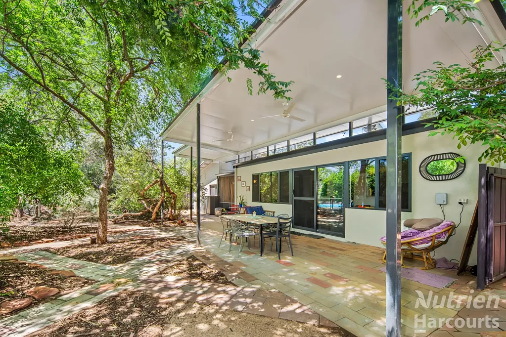 East Side 4 Slaapkamer Charm, Versatility and Tranquility!