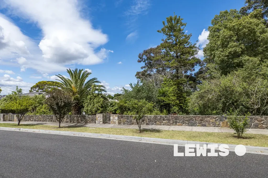 Coburg North 3ห้องนอน Amazing Parcel of Land Abutting Coburg Lake Reserve