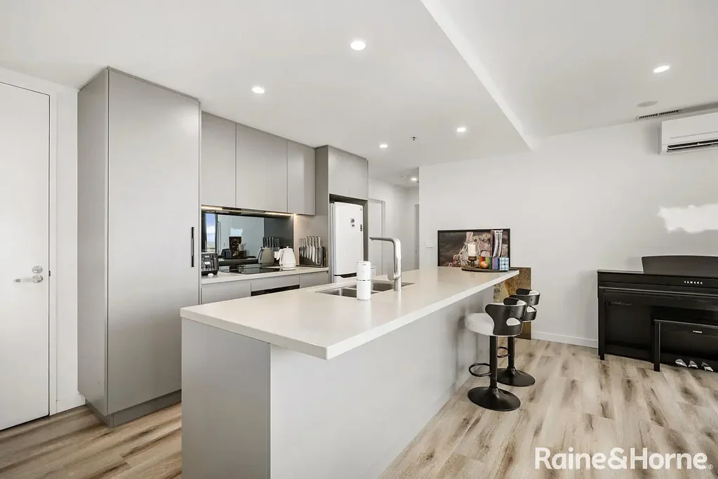 Phillip 2Zimmer Available Now. Vacant possession. Move in Ready. Located in the heart of Woden