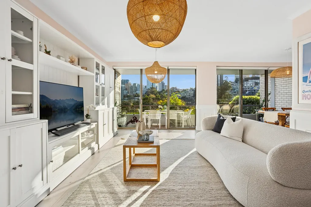 Neutral Bay 2Habitaciones Enchanting Skyline-View Apartment Featuring Two Outdoor Areas