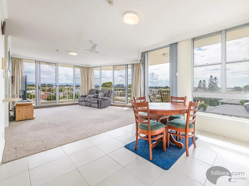 Biggera Waters 2部屋 HINTERLAND AND WATER VIEWS - THIS SPACIOUS UNIT HAS IT ALL AND MUST BE SOLD