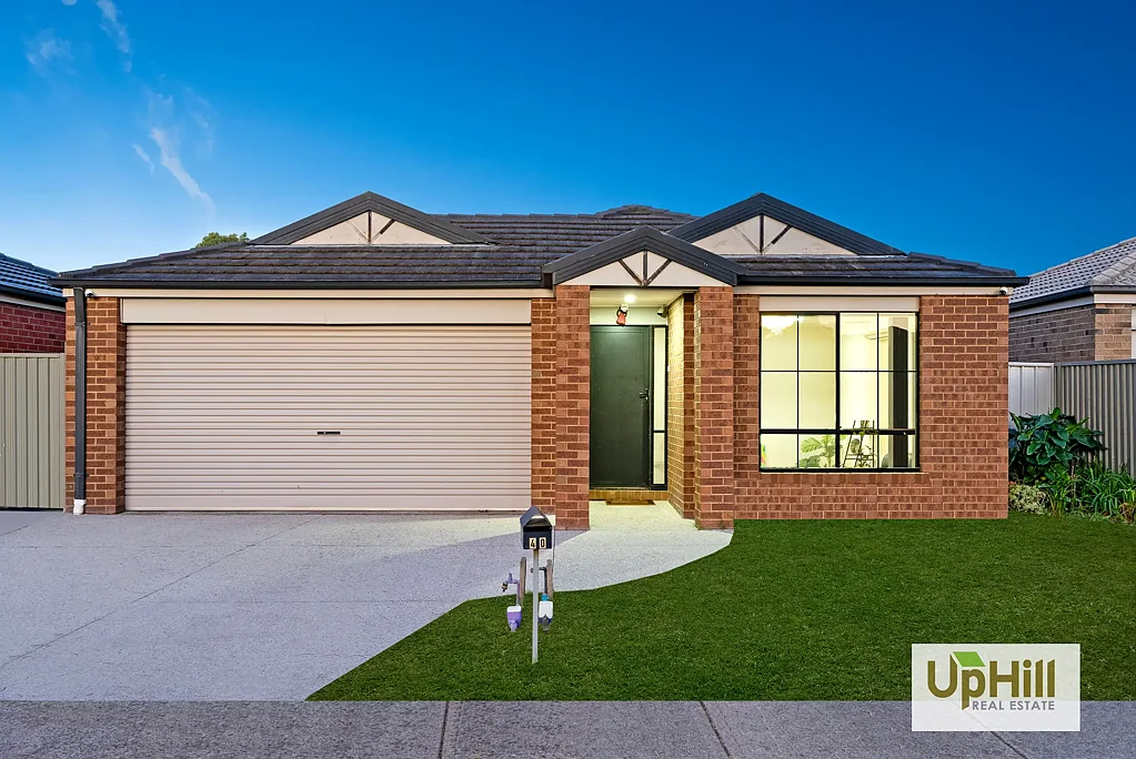 Cranbourne East 3Zimmer Immaculate Family House In HUNT CLUB ESTATE with 2 LIVING AREAS