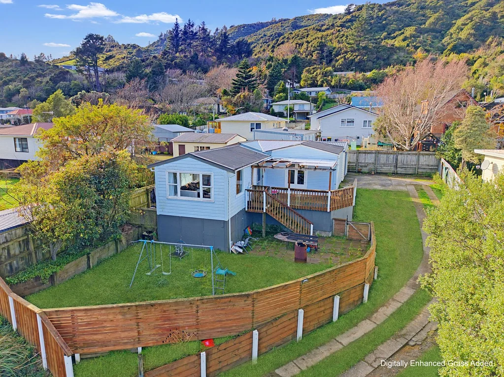 Wainuiomata 2房  Elevated Deck Living with Green Outlooks